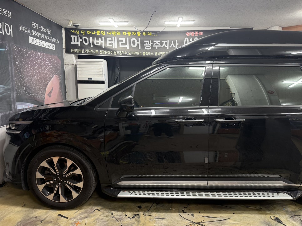 기아 KA4 카니발 실내 분위기를 완성하는 · SE